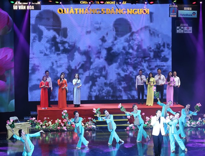 Chương trình nghệ thuật 'Quà tháng 5 dâng Người' ảnh 2